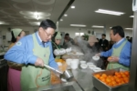 류경렬 포항제철소장과 이건수 행정부소장이 해도2동 무료급식소에서 배식 봉사활동을 펼치고 있다.