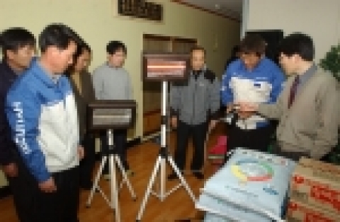 30일(금), 울산지역 현대차 그린써비스협회 회원 20여명은 남구 신정동에 있는 시각장애인협회를 찾아 적외선 온열기 2대를 비롯하여 쌀, 라면, 세제류 등 150만원 상당의 생필품