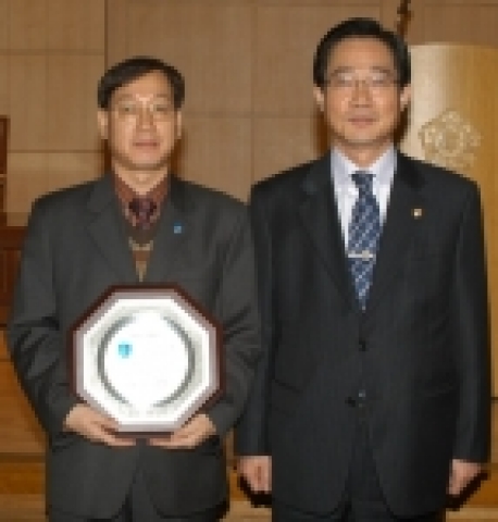 성윤갑 관세청장은 12월 30일 정부대전청사 대회의실에서 2005년도 관세인으로 선정된 박상철(5급)씨에게 수상후 기념촬영을 하였다