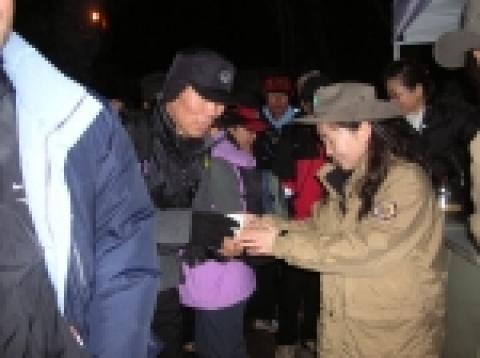 새해 첫 날 도봉산으로 해맞이를 하러 온 탐방객들이 국립공원관리
공단 북한산북부사무소에서 준비한 차를 마시고 있다.