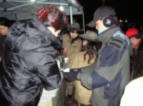 새해 첫 날 도봉산으로 해맞이를 하러 온 탐방객들이 국립공원관리
공단 북한산북부사무소에서 준비한 차를 마시고 있다.