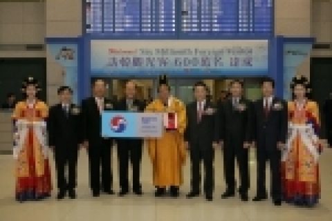 사진은 좌로부터 중국국가여유국 쉐에야핑(薛亞平) 서울사무소장, 관광협회중앙회 정운식 회장, 대한항공 이대열 상무, 600만명째 입국자 런징(任菁)씨, 한국관광공사 김종민 사장, 문