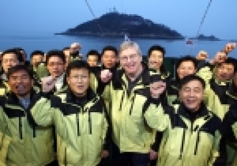2006년 병술년 새해 첫 날, GM DAEWOO 닉 라일리(Nick Reilly) 사장과 노동조합 이성재(李成在) 위원장은 인천 팔미도 앞바다 선상에서 회사 및 노조 간부 등 관