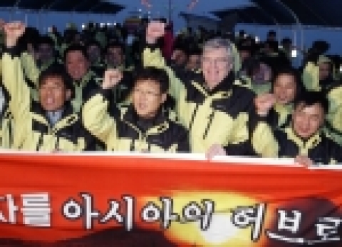 2006년 병술년 새해 첫 날, GM DAEWOO 닉 라일리(Nick Reilly) 사장과 노동조합 이성재(李成在) 위원장은 인천 팔미도 앞바다 선상에서 회사 및 노조 간부 등 관