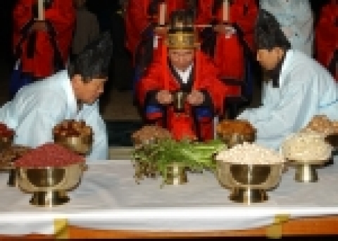 성남시 새해맞이는 오전 7시부터 천제 봉헌과 함께 연호, 타고(큰북)하는 예(禮)를 치러졌으며 7천만 남북이 하나 되는 남북통일과 국태민안을 기원하였다.
