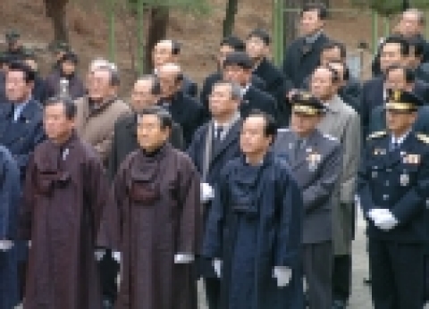 이의근 경상북도지사 등 포항시 기관단체장들이 충혼탑 참배하고 있다