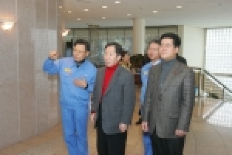류경렬 포항제철소장의 안내로 현장을 둘러보고 회사관련현황을 브리핑받고 있는 김근태 보건복지부 장관