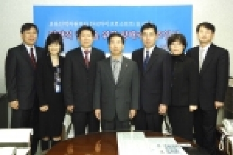 2006년 1월 2일 교육부 김영식 차관(가운데)과 한국마이크로소프트 유재성사장(가운데 왼쪽)이 “21세기 국가 정보화 경쟁력 강화”에 관한 양해각서를 체결한 후 포즈를 취하고 있다.