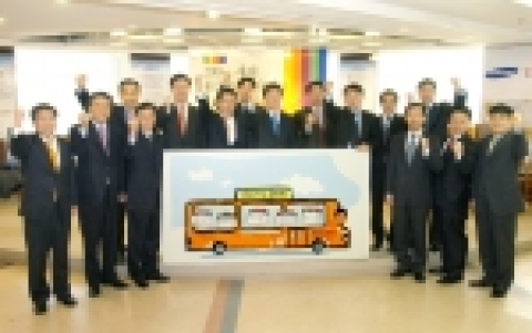 삼성테스코 홈플러스는 2006 병술년 새해를 맞아 위대한 기업으로 성장하기 위한 결의를 다지는 의미에서 이승한 사장이 운전하는 버스에 차기 리더인 전 임원을 태운 모습을 형상화한 