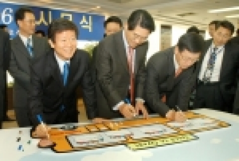삼성테스코 홈플러스는 2006 병술년 새해를 맞아 위대한 기업으로 성장하기 위한 결의를 다지는 의미에서 이승한 사장이 운전하는 버스에 차기 리더인 전 임원을 태운 모습을 형상화한 