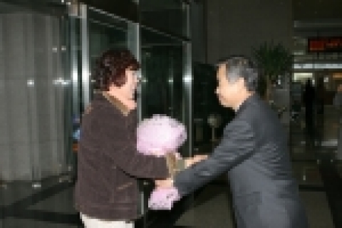 고양시 일산동구에서는 2일 병술년 새해를 맞이하여 구청을 방문한 100명의 민원인들에게 새해의 복을 기원하는 장미꽃을 전달했다.