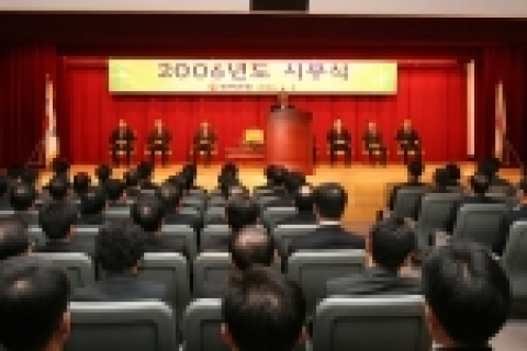 광주은행은 병술년 새해를 맞이하여 신년도 경영목표를 제시하고, 전 임직원의 각오를 새롭게 하여 올 한해의 힘찬 도약을 이루고자「2006년도 시무식」을 개최했다.