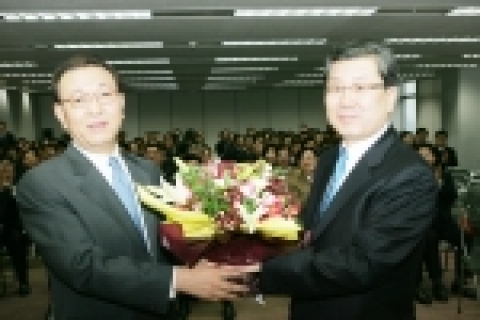 데이콤 사장 이취임식에서 신임 박종응 사장(왼쪽)이 정홍식 부회장에게 노고에 감사하며 감사의 꽃다발을 전달하고 있다