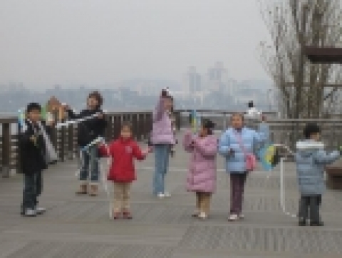 2004년 1월 전통연 만들기 행사에서 만든 연을 날려보고있다