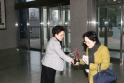 고양시 덕양구는 지난 2일 병술년 새해를 맞이하여 구청민원실을 방문하는 민원인들에게 장미꽃 100송이를 전달했다.