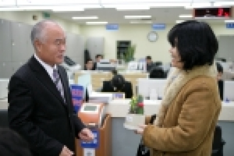 고양시 일산서구는 2일 병술년 새해를 맞이하여 구청을 방문하는 첫 고객에게 올해도 변함없이 정성을 다하고, 새해 복 많이 받기를 기원하는 의미에서 고양시 대표 작물인 선인장을 전달