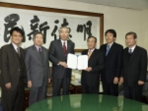 국립 경상대학교 기성회 이윤우(李允雨·60·(주)대경종합건설 회장) 회장이 1월 3일 오후 4시 경상대학교 대학본부 총장실에서 경상대학교 발전기금 1억원을 조무제 총장에게 전달했다