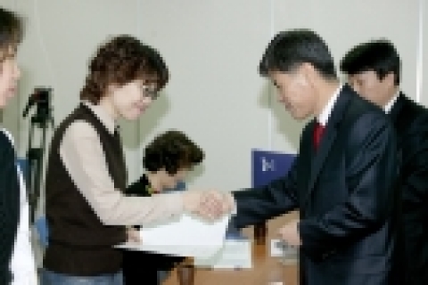 고양시는 고양시 일산동구청에서 운영하고 있는 홈스테이 사업의 홈 호스트 중에서 기초적인 외국어 회화가 가능한 자원봉사자 16명을 선발하여 1월 4일 고양시청 영상회의실에서 자원봉사
