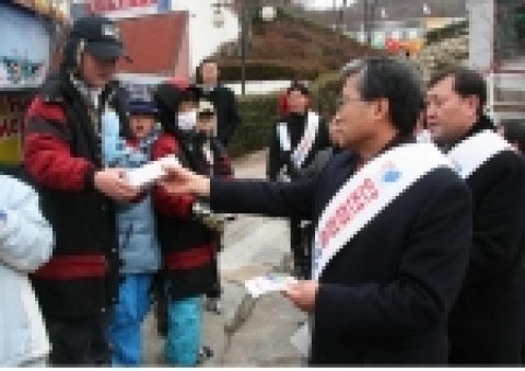 건설도시국장이 어린이들에게 홍보물 전달