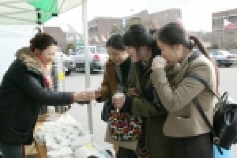 삼육대 교수부인회(회장 김인화)는 4~5일 교내 대강당 앞에서 수험생과 학부모에게 차와 음료를 제공하는 행사를 펼쳤다.