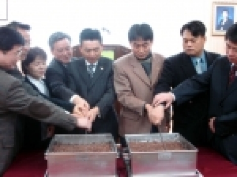 2006식을 끝내고 임직원들과 새해맞이 시루떡 절단식을 하고있다.
