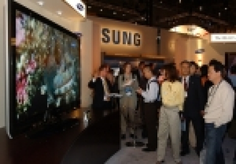 미국 라스베이거스에서 개막된 세계 최대 가전 전시회 `2006 CES&#039;에서 삼성전자 82인치 LCD TV를 관심있게 살펴보는 관람객들