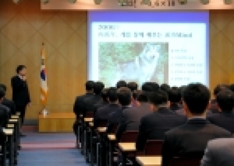 한 직원이 개를 통해 배우는 ‘성공마인드’를 발표하고 있다.