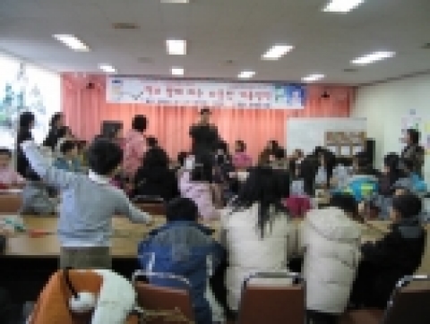 자연조형물을 이용한 곤충 만들기 모습