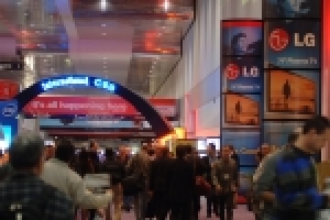 LG전자가 미국 라스베이거스에서 열리는 CES 2006에서 첨단 제품 전시 뿐 아니라 전시장 곳곳에 브랜드 광고를 통해 관람객들의 시선을 집중시키고 있다.