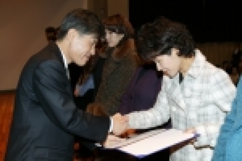 고양시는 지난 5일 추운 날씨에도 불구하고 500여명의 교육생들이 참석한 가운데 2006년도 제1차 여성사회교육 개강식을 여성복지회관에서 개최했다.