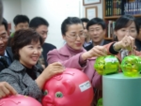 대경대학 임직원들이 사랑의 돼지 저금통에 모금활동을 하는 장면