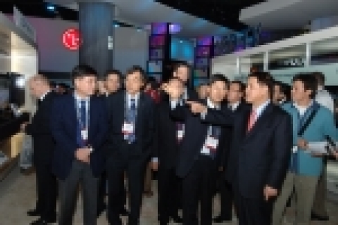 LG전자 김쌍수 부회장이 임원들과 함께CES 2006 전시회에 마련된 LG전자 부스를 둘러보고 있다.(맨 오른쪽부터 김쌍수 부회장, 기술전략팀 이충학 상무, 북미지역총괄 안명규 사