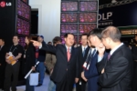 LG전자 김쌍수 부회장이 CES 2006 전시회에 마련된 LG전자 부스를 방문해 제품을 둘러보고 있다.(중앙 김쌍수 부회장)