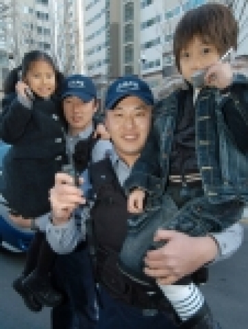 ADT캡스는 SKT와 함께 위치기반서비스(LBS)와 시큐리티 서비스를 결합한 ‘모바일 캡스’서비스를 선보였다. ‘모바일캡스’는 특히 위험에 처하기 쉬운 여성 및 어린이들이 귀가, 
