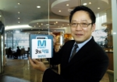 현대카드가 전국 모든 가맹점에서 현대카드M 포인트 적립이 가능함을 알리기 위한 캠페인을 전개한다. 현대카드 정태영 사장이 M 포인트 적립률이 표시된 가맹점 스티커를 부착하고 있다.