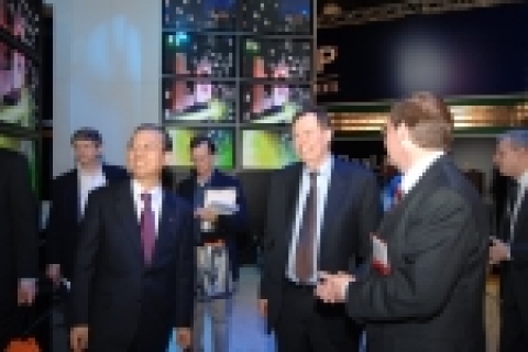 LG전자 CTO 이희국 사장(왼쪽), 케이블랩스 CEO 그린 리차드(중앙)이 LG전자 부스에서 DCAS 시연 장면을 지켜보고 있다.