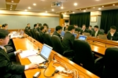 9일 오전에 열린 새해 첫 임원회의에서 현대증권의 전임원은 자신의 노트북컴퓨터를 이용해 회의를 진행했다.