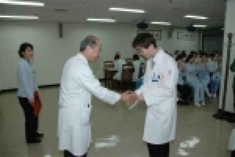 김지형 부원장이 안경대 직원에게 최우수상을 수여하고 있다.
