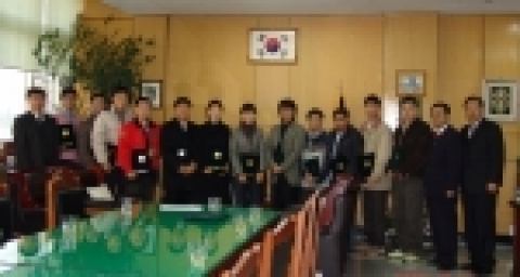 전남대 농업생명과학대학이 최근 장학금 전달식을 갖고 학부생 및 대학원생 38명에게 총 3천230만원의 장학금을 전달했다.