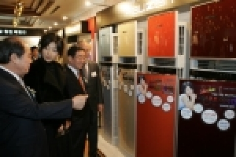 삼성전자는 9일 '2006년형 하우젠 신제품 발표회'에서 이현봉 생활가전총괄 사장, 하우젠 모델로 활동중인 영화배우 장진영씨, 장창덕 국내영업사업부장, 최도철 생