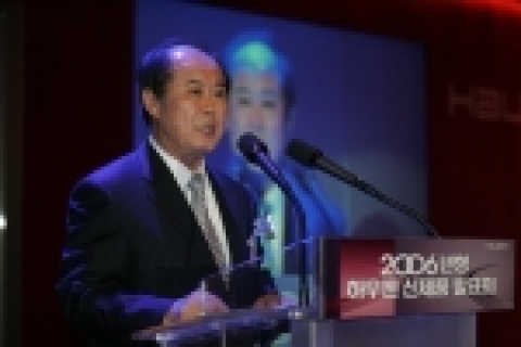 이현봉 삼성전자 생활가전총괄 사장이 9일 신라호텔에서 열린 '2006년형 하우젠 신제품 발표회'에서 삼성전자 생활가전 부문의 프리미엄 전략과 혁신 제품을 소개하고