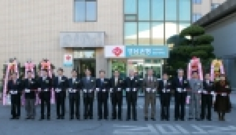 울산대지점 개점식에서 정경득 은행장 및 초청인사들이 테이프커팅을 하고 있다.
