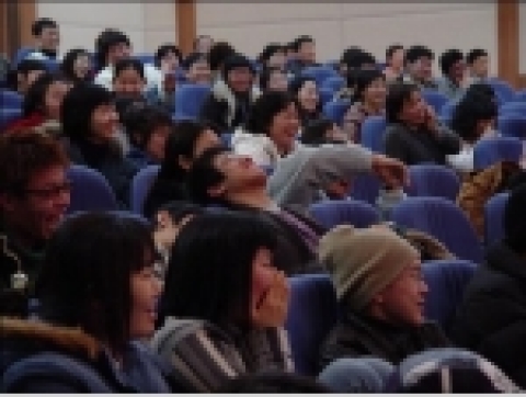 지난해 제5회 대회에서 참가자들의 이야기를 듣고 웃음을 터뜨리고 있는 학생들.