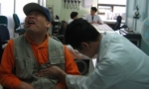 G마켓의 후원을 통해 운영 중인 종로구 충신동에 위치한 상설무료진료소에서 한 노동자가 치료를 받고 있다.
