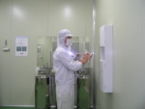 작업전 위생사항을 체크하고 있는 직원  