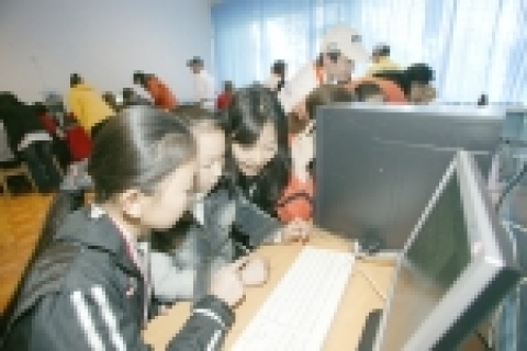 러시아 연해주의 한글학교에서 KTF 직원과 인터넷을 배우는 고려인 학생