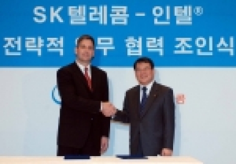 인텔의 돈 맥도날드 부사장 겸 디지털 홈 그룹 총괄(왼쪽)과 SK텔레콤의 비즈니스 총괄 이방형 부사장이 양해각서를 교환하고 기념촬영을 하고 있다.