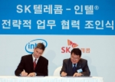 인텔의 돈 맥도날드 부사장 겸 디지털 홈 그룹 총괄(왼쪽)과 SK텔레콤의 비즈니스 총괄 이방형 부사장이 양해각서를 교환하고 기념촬영을 하고 있다.