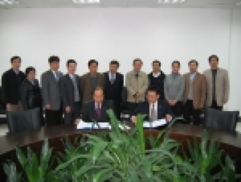 2006년 1월 8일, 이상윤(李相潤)한남대 총장이 칭화대학 마회이(&#39532;&#36745;) 부원장과 양해각서를 교환하고 있다.