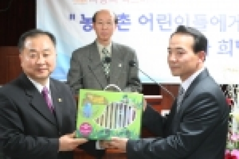 지난 2005년 12월 14일 여의도순복음교회 선교센터에서 열린 증정식